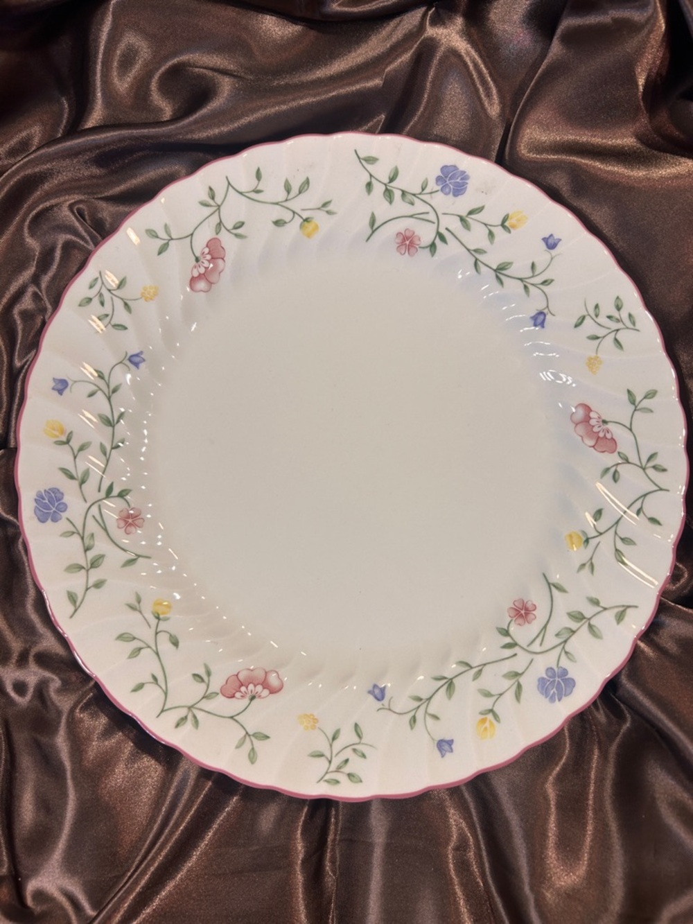 Summer Chintz Johnson Brothers Dinner Plate 10.5 inch.